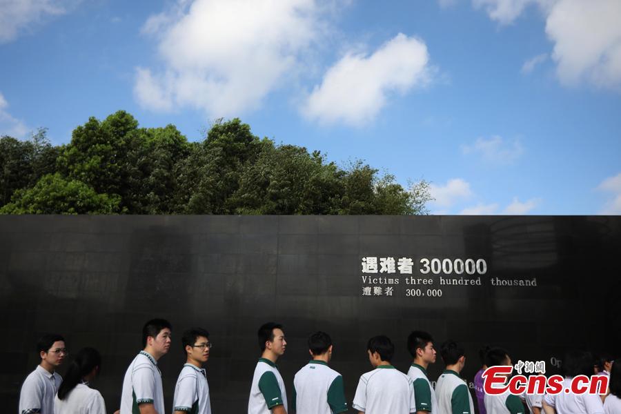 Visitors attend a ceremony at the Memorial Hall of the Victims in Nanjing Massacre by Japanese Invaders in Nanjing, Jiangsu Province, Aug. 15, 2018. Peace lovers from home and abroad, volunteers, soldiers and students attended the ceremony to pray for peace in the world. (Photo: China News Service/Yang Bo)