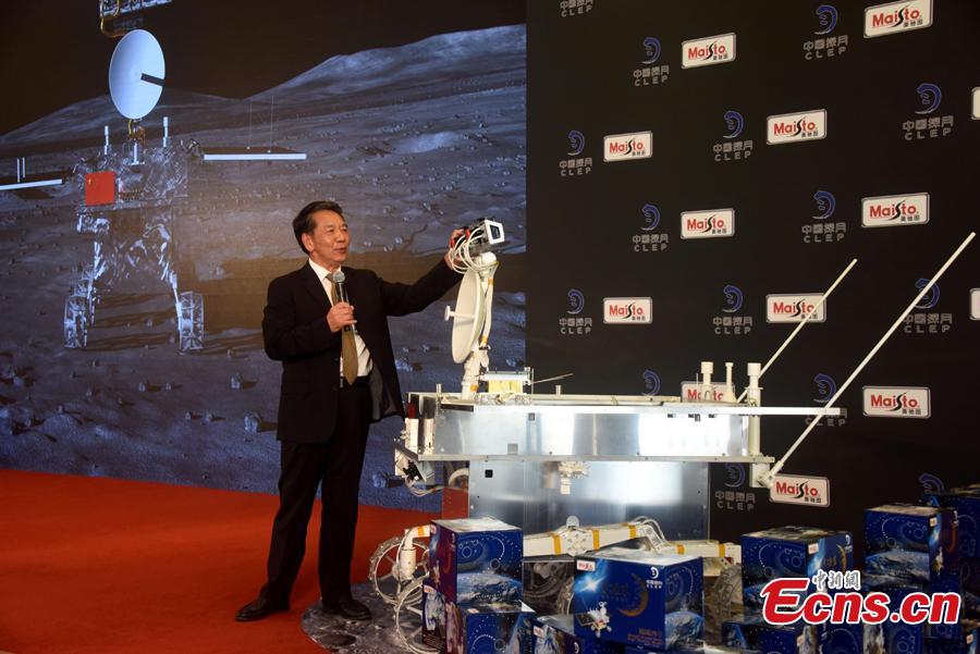Wu Weiren, chief engineer of China\'s lunar exploration program, talks about the Chang\'e-4 rover at an event in Beijing, Aug. 15, 2018. China kicked off a global contest to find a name for the Chang\'e-4 rover. (Photo: China News Service/Sun Zifa)