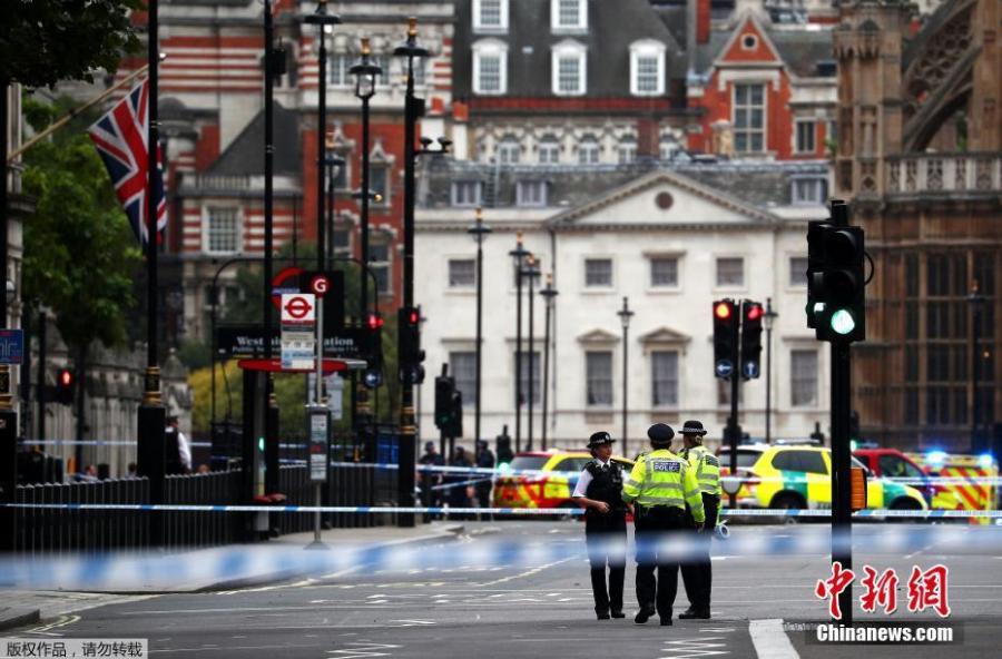 Police officers stand at a cordon after a car crashed outside the Houses of Parliament in Westminster, London, Britain, Aug. 14, 2018. A man deliberately drove a car into London pedestrians and cyclists on Tuesday before ramming it into barriers outside Britain’s parliament in what police said appeared to be the second terrorist attack at the building in just under 18 months. (Photo/Agencies)