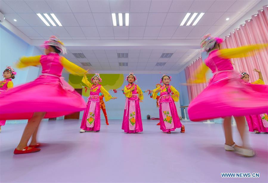 Students learn basic skills of traditional Chinese opera at a primary school in Hanshan District of Handan, north China\'s Hebei Province, Aug. 14, 2018. The school organized traditional Chinese arts activities for students to enrich their summer vacation life. (Xinhua/Wang Xiao)