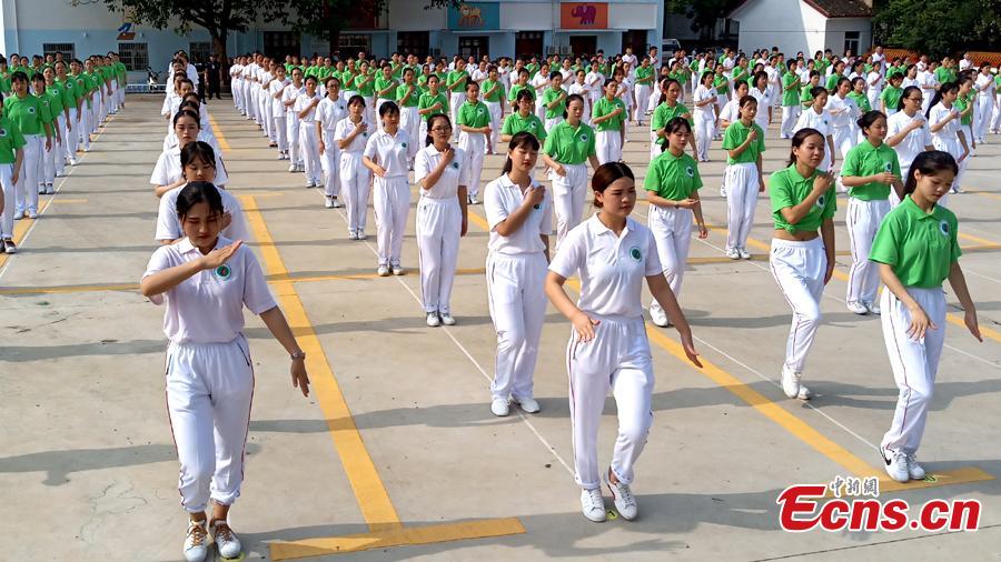 About 300 medical staff members from Hunan Provincial People\'s Hospital exercise to celebrate the upcoming China\'s first Medical Workers\' Day, in Changsha, Hunan Province, Aug. 16, 2018. (Photo/China News Service)