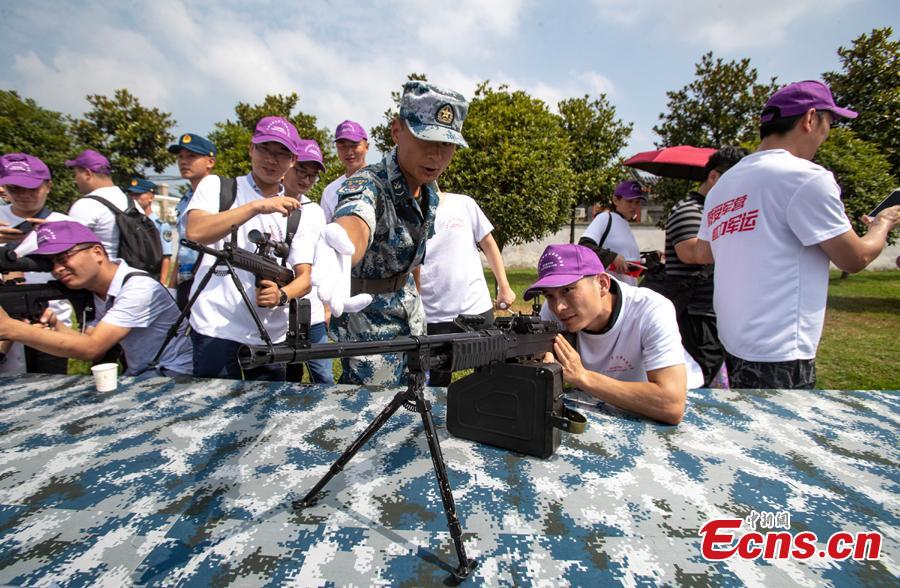 Visitors look at equipment on display during a military open day in Wuhan City, Central China’s Hubei Province, Aug. 15, 2018. The event, supervised by the National Defense Education Office, attracted representatives of various military units as well as some 3,000 visitors. (Photo: China News Service/Zhang Chang)