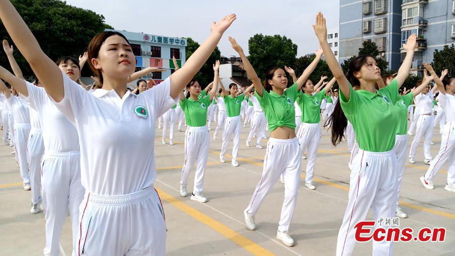 About 300 medical staff members from Hunan Provincial People\'s Hospital exercise to celebrate the upcoming China\'s first Medical Workers\' Day, in Changsha, Hunan Province, Aug. 16, 2018. (Photo/China News Service)