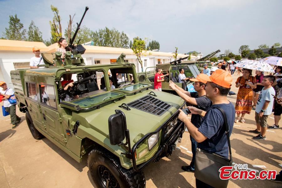 Visitors look at equipment on display during a military open day in Wuhan City, Central China’s Hubei Province, Aug. 15, 2018. The event, supervised by the National Defense Education Office, attracted representatives of various military units as well as some 3,000 visitors. (Photo: China News Service/Zhang Chang)