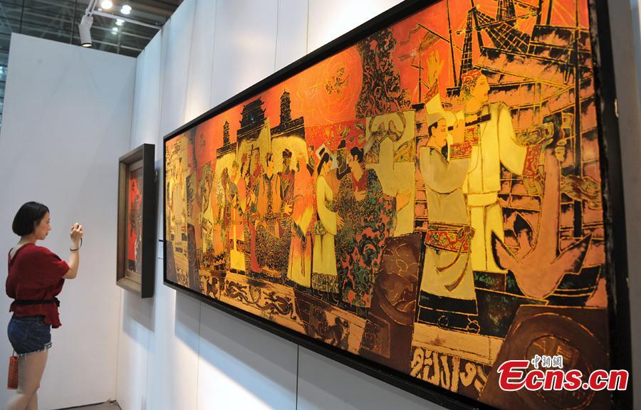 <?php echo strip_tags(addslashes(An exhibition of traditional Chinese paintings on Maritime Silk Road is held in Fuzhou, East China's Fujian Province on Aug. 17, 2018. The exhibit, covering about 5,000 square meters, includes more than 300 art works. (Photo: China News Service/Zhang Bin))) ?>
