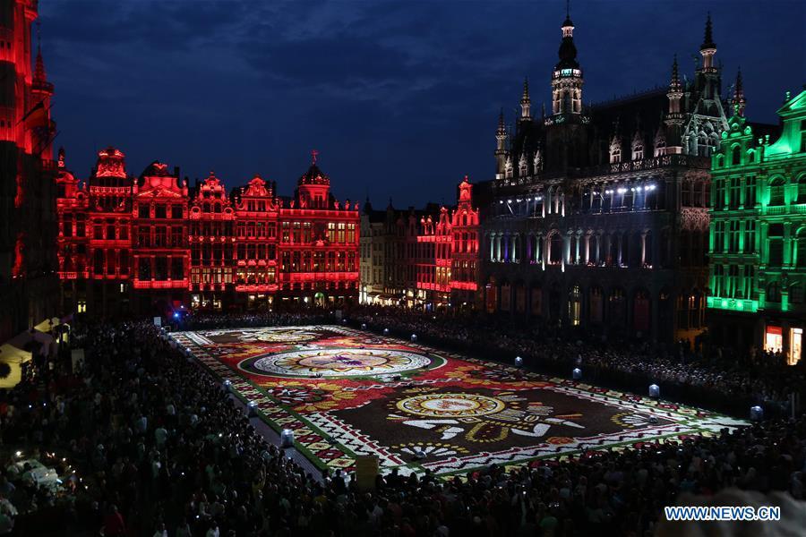 Photo taken on Aug. 16, 2018 shows the night view of a carpet of more than 500,000 flowers at the Grand Place in Brussels, Belgium. A carpet of over 500,000 flowers was unrolled Thursday at central Brussels\' Grand Place. The carpet, measuring 75 meters by 24 meters, is mainly composed of begonias and dahlias. It took some 100 volunteers about eight hours to assemble the giant floral puzzle. (Xinhua/Wang Xiaojun)