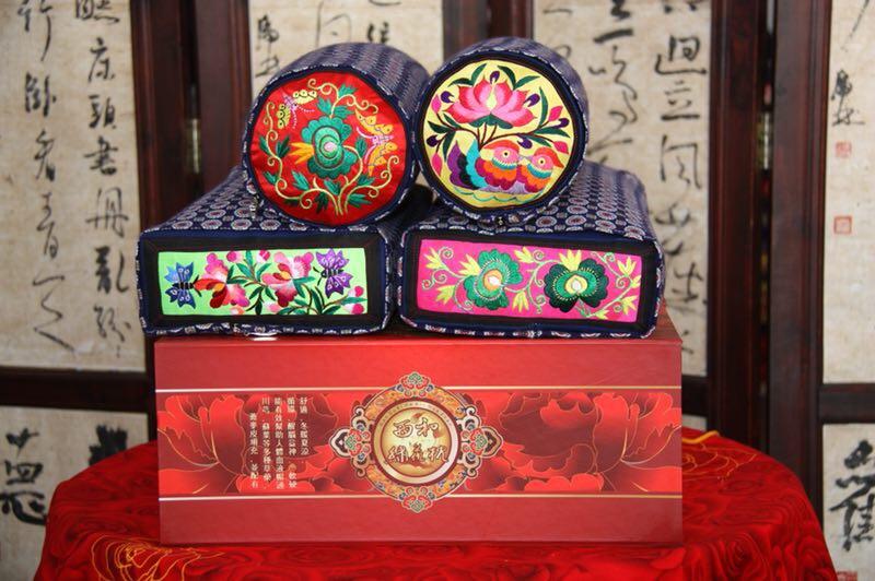 <?php echo strip_tags(addslashes(The embroidered pillows have become one of the popular tourist items in Longnan of Gansu Province. (Photo provided to chinadaily.com.cn))) ?>