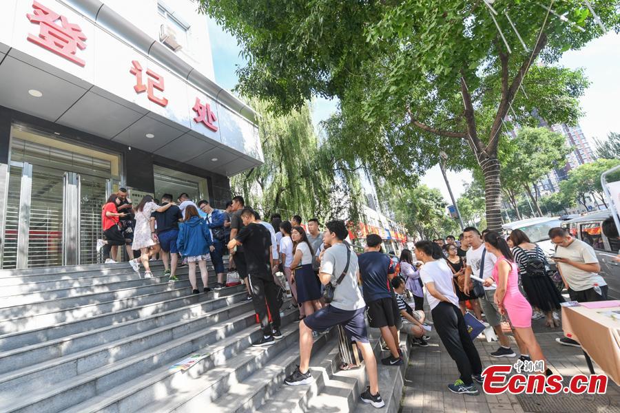 <?php echo strip_tags(addslashes(New couples queue up to register for their marriage at the civil affairs department in Taiyuan City, Shanxi Province, Aug. 17, 2018 on the Qixi Festival, known as China’s Valentine's Day. Falling on the seventh day of the seventh lunar month on the Chinese calendar, the festival celebrates the annual meeting of a cowherd and weaver girl in Chinese mythology. Some reportedly got up at 5 am to register on a day considered auspicious. (Photo: China News Service/Wu Junjie))) ?>