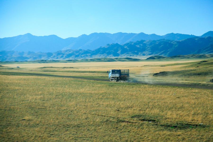 Scenery along the Tacheng section of S318 provincial road. (Photo/chinadaily.com.cn)