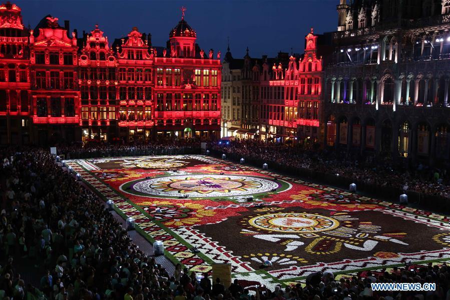Photo taken on Aug. 16, 2018 shows the night view of a carpet of more than 500,000 flowers at the Grand Place in Brussels, Belgium. A carpet of over 500,000 flowers was unrolled Thursday at central Brussels\' Grand Place. The carpet, measuring 75 meters by 24 meters, is mainly composed of begonias and dahlias. It took some 100 volunteers about eight hours to assemble the giant floral puzzle. (Xinhua/Wang Xiaojun)