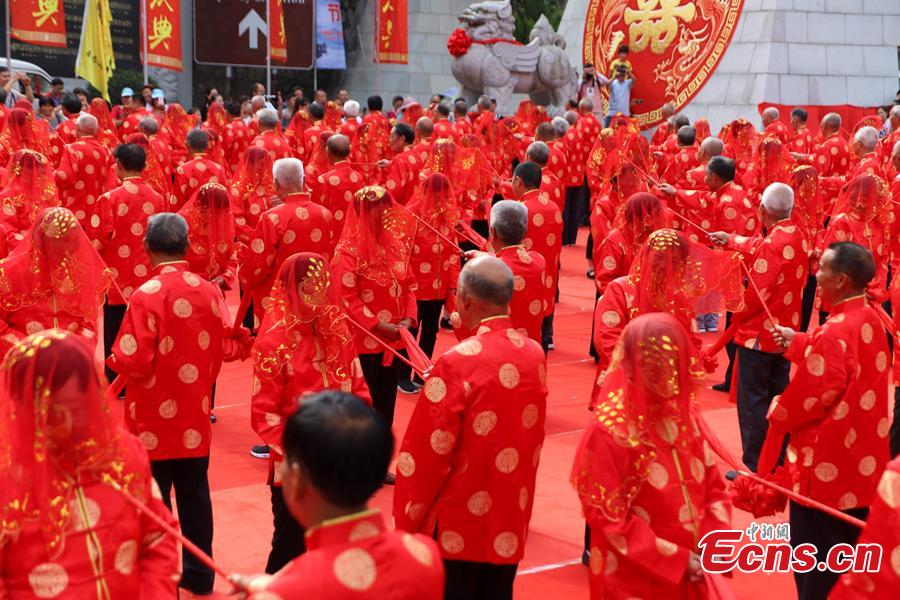 Some 101 couples attend a golden wedding anniversary celebration on Laojun Mountain in Luanchuan County, Central China’s Henan Province, Aug. 16, 2018, in the run up to Qixi Festival, known as China’s Valentine\'s Day. Falling on the seventh day of the seventh lunar month on the Chinese calendar - Aug. 17, this year - the festival celebrates the annual meeting of the cowherd and weaver girl in Chinese mythology. (Photo: China News Service/Wang Zhongju)