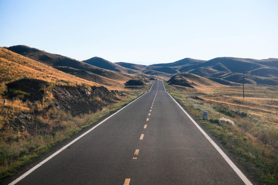 Scenery along the Tacheng section of S318 provincial road. (Photo/chinadaily.com.cn)