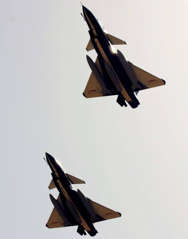 J-10 fighter jets of the Chinese People\'s Liberation Army Air Force\'s August 1st aerobatics team take off at an airport in Northwest China\'s Xinjiang Uygur autonomous region, heading for Russia. (Photo provided to chinadaily.com.cn)