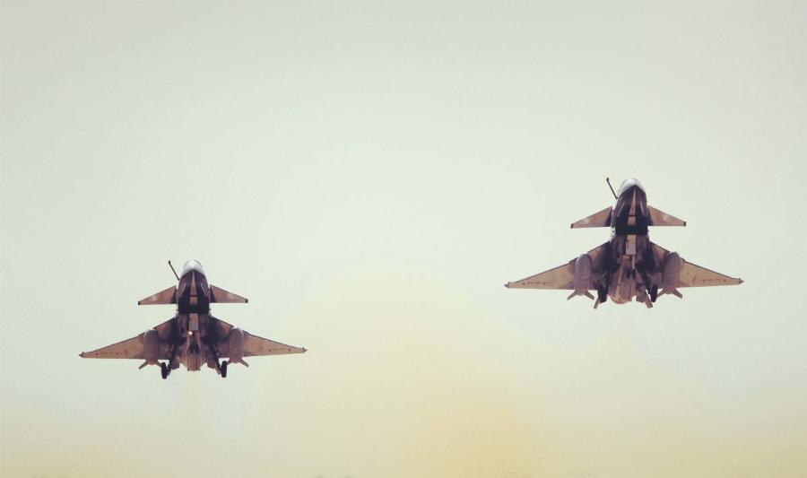 J-10 fighter jets of the Chinese People\'s Liberation Army Air Force\'s August 1st aerobatics team take off at an airport in Northwest China\'s Xinjiang Uygur autonomous region, heading for Russia. (Photo provided to chinadaily.com.cn)