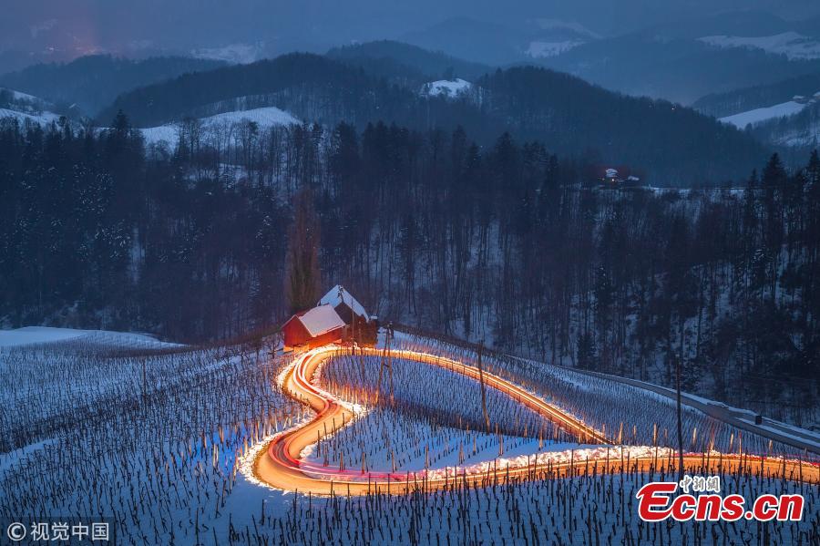 <?php echo strip_tags(addslashes(File photo shows a heart-shaped  road. (Photo/VCG))) ?>