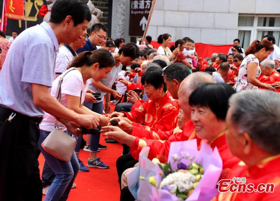 <?php echo strip_tags(addslashes(Young people offer tea to elderly couples during a golden wedding anniversary celebration on Laojun Mountain in Luanchuan County, Central China’s Henan Province, Aug. 16, 2018, in the run up to Qixi Festival, known as China’s Valentine's Day. Falling on the seventh day of the seventh lunar month on the Chinese calendar - Aug. 17, this year - the festival celebrates the annual meeting of the cowherd and weaver girl in Chinese mythology. (Photo: China News Service/Wang Zhongju))) ?>