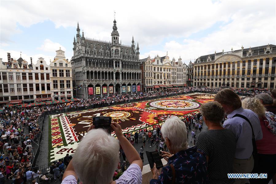 Visitors view the Flower Carpet at the Grand Place in Brussels, Belgium, Aug. 17, 2018. The Flower Carpet 2018 is held at the Grand Place in Brussels from Aug. 16 to Aug. 19. This year\'s carpet is dedicated to Guanajuato, a Mexican region with rich floral culture and tradition. (Xinhua/Zheng Huansong)