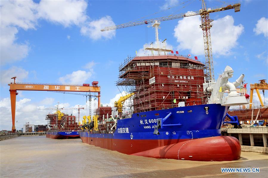 Photo taken on Aug. 19, 2018 shows dredging vessels in Qidong, east China\'s Jiangsu Province. Two dredging vessels lauched recently. The 108.5-meter-long vessel can dig as deep as 30 meters under the sea floor and store 6,500 cubic meters of silt. (Xinhua/Xu Congjun)