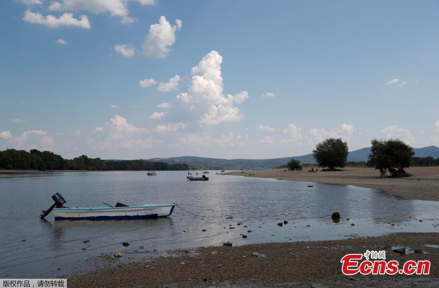 A boat is seen near a gravel shoal the middle of the Danube river during the period of low water level near Esztergom, Hungary, August 19, 2018. (Photo/Agencies)