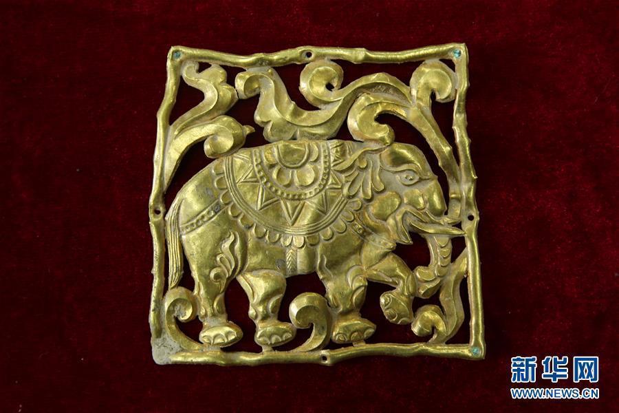 A total of 26 suspects have been arrested and more than 600 cultural relics retrieved in a major tomb robbery case which involves stolen items dating back to as early as the seventh century. The suspects are believed to have involved in the illegal excavation of tombs in Dulan, a county in Northwest China\'s Qinghai province, and activities such as the brokerage and sales of stolen goods, the Ministry of Public Security said Sunday. Among the 646 retrieved items, 16 are classified as national grade-one cultural relics. Experts believe that many of the items are of tremendous historical value as they show cultural exchanges and interactions between the East and the West during the early Tang Dynasty (618-907).(Photo/Xinhua)