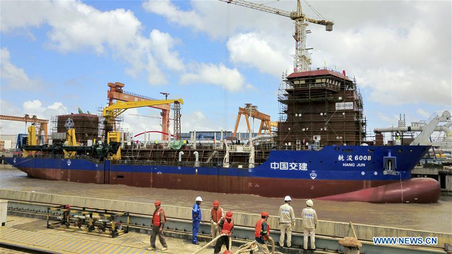 Photo taken on Aug. 19, 2018 shows the dredging vessel in Qidong, east China\'s Jiangsu Province. Two dredging vessels lauched recently. The 108.5-meter-long vessel can dig as deep as 30 meters under the sea floor and store 6,500 cubic meters of silt. (Xinhua/Xu Congjun)