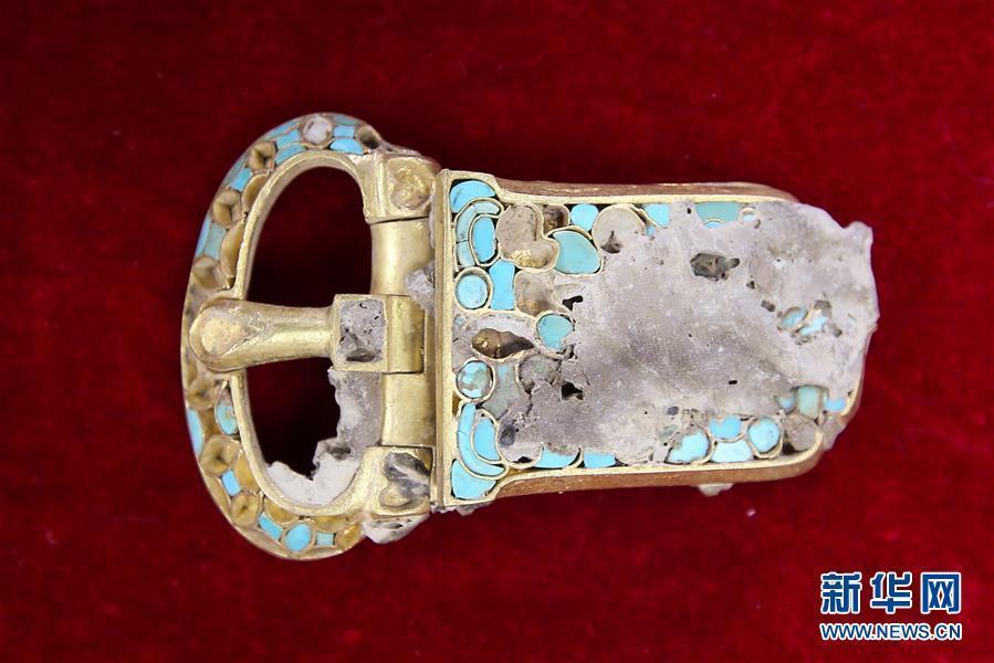 A total of 26 suspects have been arrested and more than 600 cultural relics retrieved in a major tomb robbery case which involves stolen items dating back to as early as the seventh century. The suspects are believed to have involved in the illegal excavation of tombs in Dulan, a county in Northwest China\'s Qinghai province, and activities such as the brokerage and sales of stolen goods, the Ministry of Public Security said Sunday. Among the 646 retrieved items, 16 are classified as national grade-one cultural relics. Experts believe that many of the items are of tremendous historical value as they show cultural exchanges and interactions between the East and the West during the early Tang Dynasty (618-907).(Photo/Xinhua)