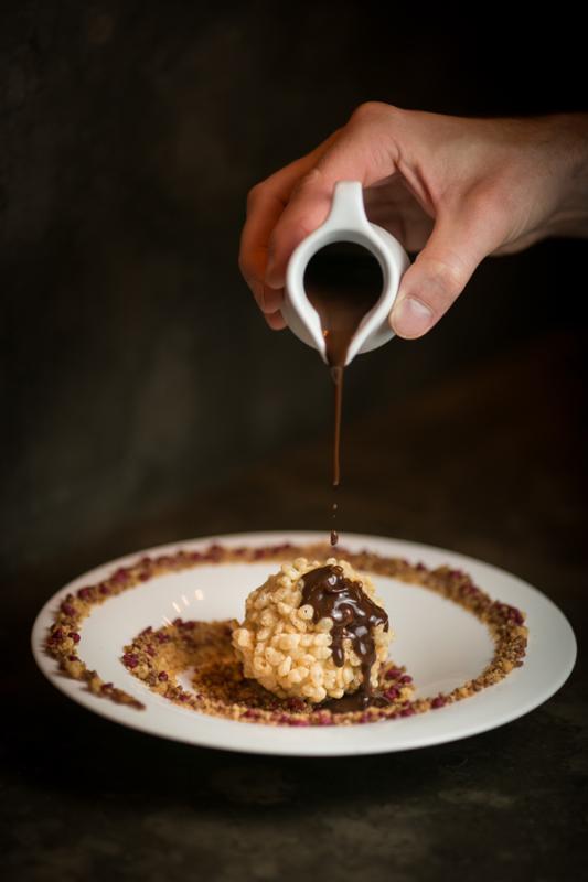 Hakkasan Hanway Place in Central London is a high-end Chinese restaurant owned by the Hakkasan Group, which offers all kinds of dishes combining traditional Cantonese food with a new interpretation. (Photo/China Daily)