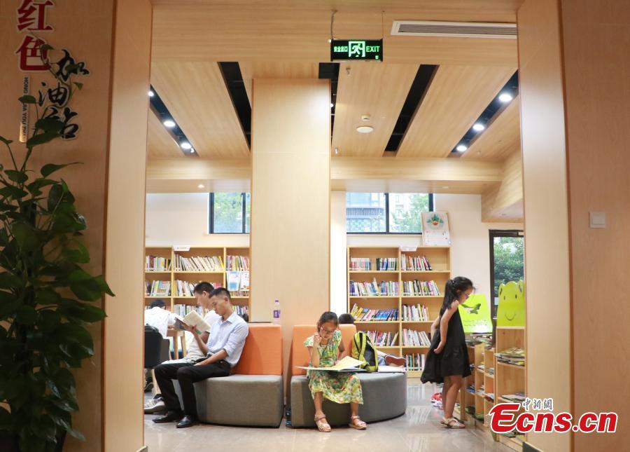 People read books at the newly-opened West Lake Bookstore in Hangzhou City, East China’s Zhejiang Province, Aug. 20, 2018. Hangzhou residents can access the unmanned bookstore, and borrow or return books all by swiping their IDs. Non-Hangzhou residents still need a conventional library card. (Photo: China News Service/Liu Peiqi)