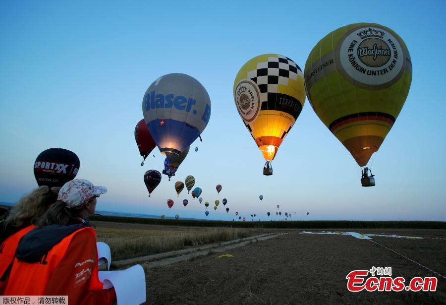 Judges watch competitors approaching a target during the FAI World Hot Air Balloon Championship near Gross-Siegharts, Austria, August 20, 2018. (Photo/Agencies)