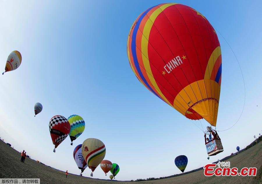 Competitors take part in the FAI World Hot Air Balloon Championship near Gross-Siegharts, Austria, August 20, 2018. Picture taken with a fisheye lens. (Photo/Agencies)