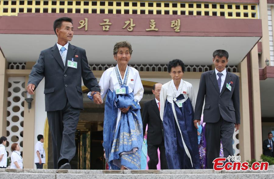 Families of South Korea and the Democratic People\'s Republic of Korea (DPRK), separated by the 1950-53 Korean War, reunite in tears and joy in Mount Kumgang in southeast DPRK on Aug. 21, 2018, as they had never seen each other for decades. The first session of reunions, scheduled to last from Monday to Wednesday, would be attended by 89 South Koreans who have never seen their DPRK relatives since the Korean War ended with armistice, and 108 other accompanying family members. The second session of three-day reunions, involving 83 DPRK family members who applied for gatherings with South Korean relatives. (Photo provided to China News Service)