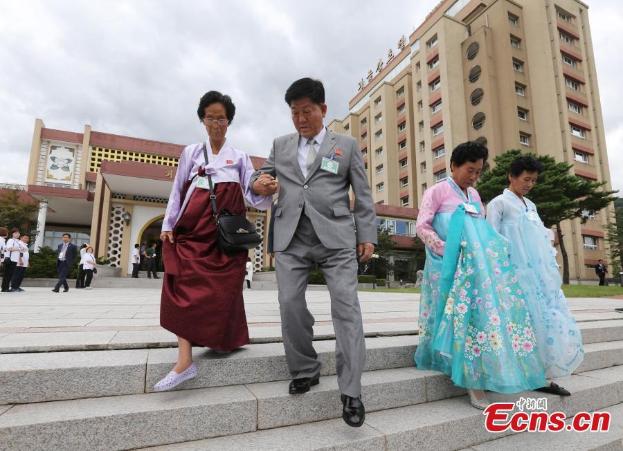 Families of South Korea and the Democratic People\'s Republic of Korea (DPRK), separated by the 1950-53 Korean War, reunite in tears and joy in Mount Kumgang in southeast DPRK on Aug. 21, 2018, as they had never seen each other for decades. The first session of reunions, scheduled to last from Monday to Wednesday, would be attended by 89 South Koreans who have never seen their DPRK relatives since the Korean War ended with armistice, and 108 other accompanying family members. The second session of three-day reunions, involving 83 DPRK family members who applied for gatherings with South Korean relatives. (Photo provided to China News Service)