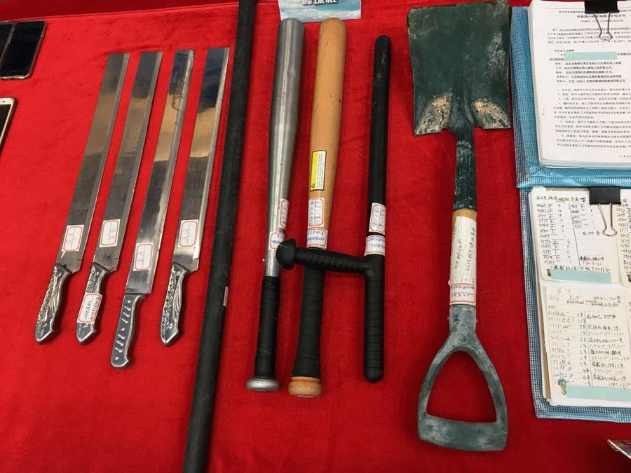 Tools used by gangsters are on display at a news conference in Guangzhou, Guangdong province on Aug 23, 2018. (Photo provided to chinadaily.com.cn)
In March, Meizhou police seized 30 million yuan ($4.36 million) in cash and froze another 6 million yuan in 326 bank accounts connected to a criminal organization allegedly headed by a village Party secretary surnamed Liang.

The suspect Liang also headed Shangping village and was a deputy to the local people’s congress. He was detained on suspicion of racketeering, illegal trading and threatening social stability, according to the authorities.