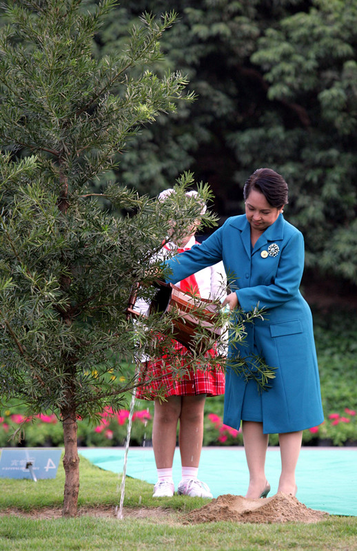 <?php echo strip_tags(addslashes(Arroyo plants a tree during the commemorative summit marking 15 years of China-ASEAN ties in Nanning, capital of the Guangxi Zhuang autonomous region, on Oct. 30, （2006. WU ZHIYI/CHINA DAILY）

<p>The 19th CPC National Congress set out a clear and strategic plan on deepening reform on all fronts and opening up wider to the world in the new era. It said the central task will be supply-side structural reform, reflecting China's determination to give the market the decisive role in resources allocation. At the same time, China will open its door wider to the world and increase alignment of domestic practices with international economic and trade rules.

<p>In April, President Xi Jinping pledged China will embrace further reform and opening-up when addressing the opening of the Boao Forum for Asia in Hainan province.

<p>Xi said in his speech that history has shown opening-up was key to China's economic growth over the past 40 years, and, in the same vein, high-quality development of China's economy in the future can only be achieved with greater openness.

<p>