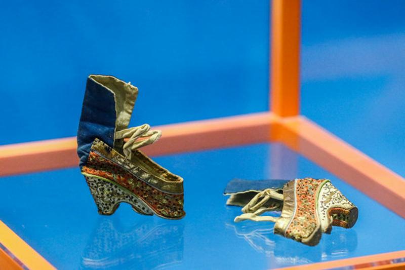 Shoes displayed at the ongoing exhibition.[Photo provided to China Daily]

The exhibition also looks at why human beings endure the pain of wearing footwear that is not practical or comfortable.


\