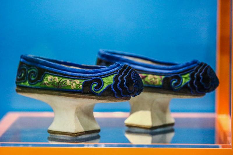 Shoes: Pleasure and Pain, at Taikoo Li, Sanlitun, Beijing. [Photo provided to China Daily]

On July 26, the exhibition Shoes: Pleasure and Pain opened at Taikoo Li, a popular shopping mall in downtown Beijing.


For the exhibition, which was originally held at Victoria and Albert Museum, this is the fourth and last stop in China.


The month-long exhibition, which ends on Sunday, explores how shoes can bring pain and pleasure; and more importantly, how the choice of footwear reflects human and societal behavior.


\