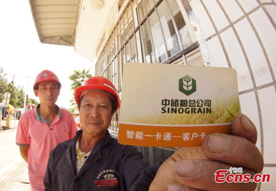 <?php echo strip_tags(addslashes(Photo taken on Aug. 23, 2018 shows farmers selling their newly harvested rice at the Sinograin Wannian Depot in Wannnian County, East China’s Jiangxi Province. (Photo: China News Service/Wang Haoyang))) ?>