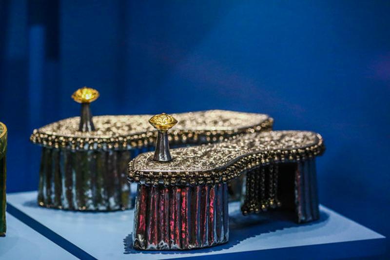 Shoes displayed at the ongoing exhibition.[Photo provided to China Daily]

In the second section, the show focuses on how shoes define sexy in different culture.


Red-feathered mules made in 1999 in London seduce visitors with their rich color and feminine shape; barrette boots, which are made using silk satin, linen and leather in England over 1865-1875, vie for attention with their combination of neutral shape and feminine decorative details, including a golden crossing band and bowknot on the toe cap; the vertiginous geta with heels over 20 center meters high show how an oiran, a high-class prostitute during the Edo period in Japan, attracted attention.


Throughout the centuries and across cultures, footwear has been a way to show social status.


The blue mock-croc Vivienne Westwood platforms took the blame for supermodel Naomi Campbell\'s fall on a catwalk in Paris.


Such a design shows the courage of people who favor them.