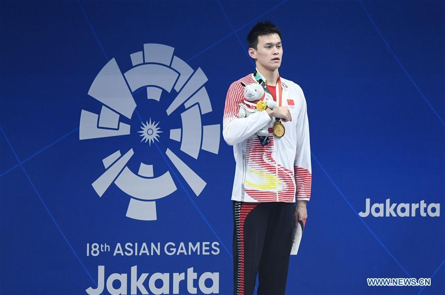 Sun Yang of China attends the awarding ceremony of men\'s 1500m freestyle final of swimming at the 18th Asian Games in Jakarta, Indonesia, Aug. 24, 2018. Sun won the gold medal. (Xinhua/Yue Yuewei)