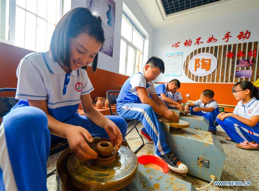 <?php echo strip_tags(addslashes(Primary school students learn to make ceramics in Feixiang District of Handan, north China's Hebei Province, Aug. 25, 2017. (Xinhua/Wang Xiao))) ?>