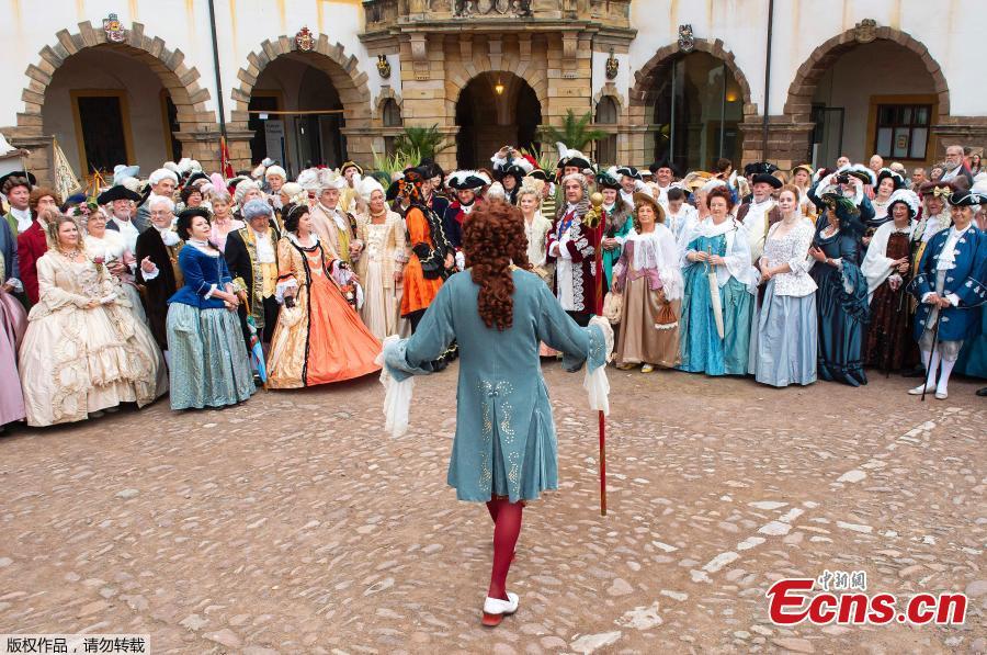 People dressed in Baroque costumes gather in front of Friedenstein Castle during the opening of the Baroque Festival in Gotha, Germany, Aug. 24, 2018. For the last fifteen years the city of Gotha changes completely into a baroque city in order to celebrate the Baroque Festival around the Friedenstein Castle, the biggest German early Baroque palace complex from the 17th century. (Photo/Agencies)