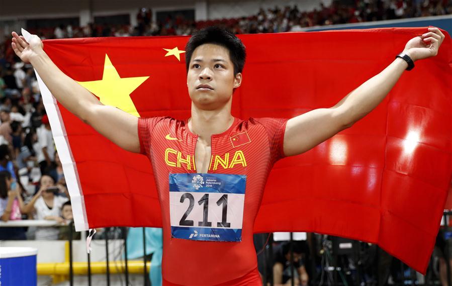 Su Bingtian of China celebrates after the men\'s 100m final of athletics at the Asian Games 2018 in Jakarta, Indonesia on Aug. 26, 2018. (Xinhua/Wang Lili)