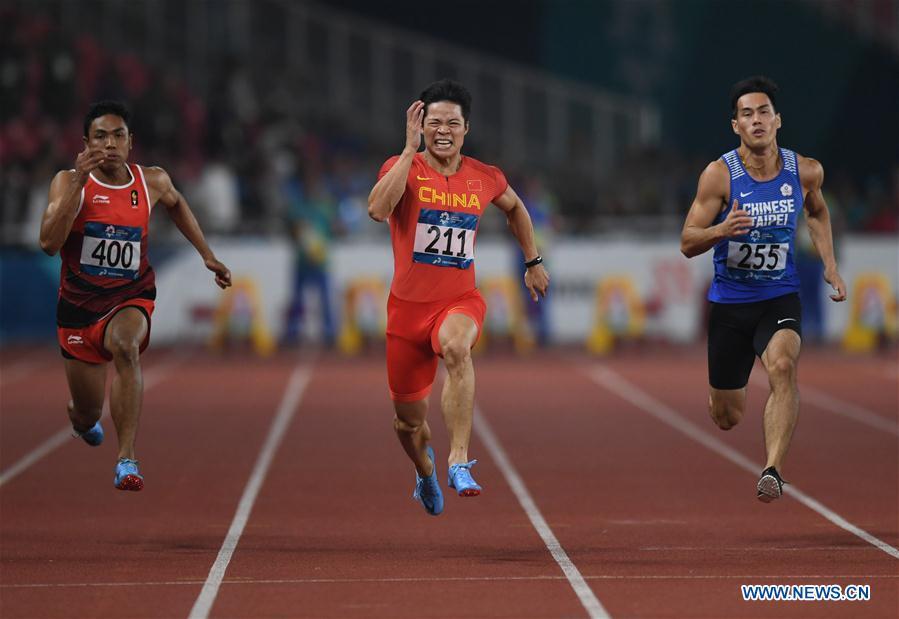 Su Bingtian (C) of China competes during the men\'s 100m final of athletics at the Asian Games 2018 in Jakarta, Indonesia on Aug. 26, 2018. (Xinhua/Yue Yuewei)