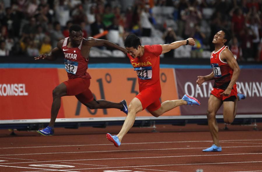 Su Bingtian (C) of China competes during the men\'s 100m final of athletics at the Asian Games 2018 in Jakarta, Indonesia on Aug. 26, 2018. (Xinhua/Wang Lili)