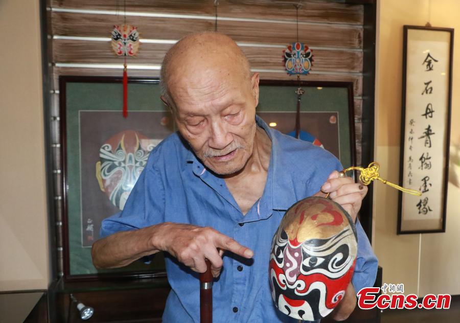 Wei Peikun, who hails from a family long-involved with Peking Opera, shows some of the typical masks he draws on turtle shells in Hangzhou City, East China’s Zhejiang Province, Aug. 27, 2018. Wei, now in his eighties, said he started creating the intricate drawings 20 years ago in order to carry on the culture of the traditional form of Chinese opera, which combines music, vocal performance, dance and acrobats. (Photo: China News Service/Liu Peiqi)