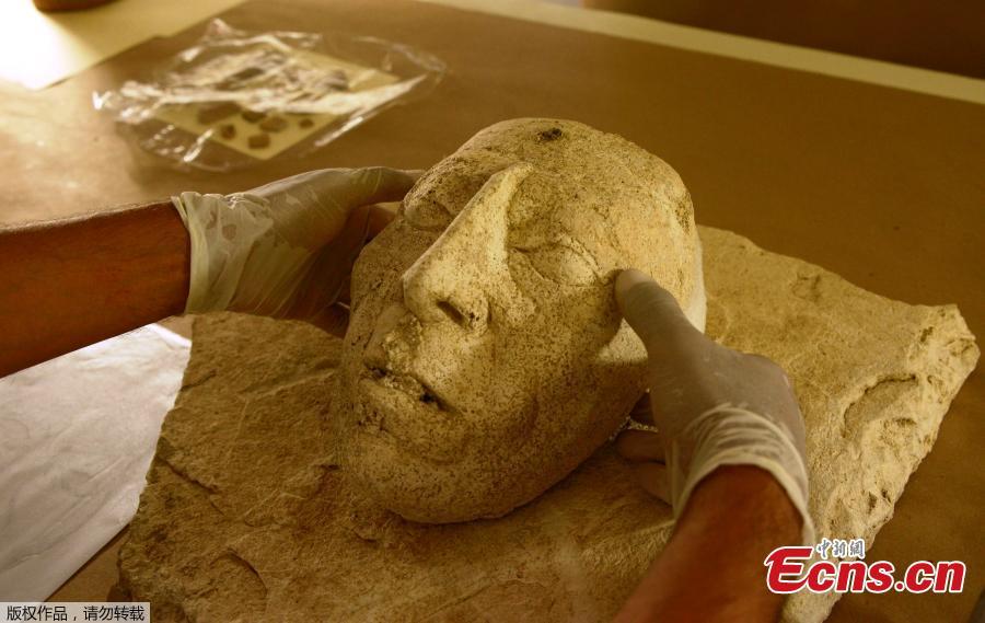 An undated handout photo made available on 27 August 2018, by Mexican federal government bureau INAH, Instituto Nacional de Antropologia e Historia, shows a plaster mask found in one of the structures of the archaeology site in Palenque, Chiapas, Mexico. During the work of conservation of the project that the INAH and the Embassy of the United States promote in favor of the architectural conservation of The Palace and the Tomb of Pakal, a head modeled in stucco, a substructure and a Mayan offering was unveiled in the state of Chiapas. The sculpture would symbolize Pakal \'the Great\' and was located east of House E, next to a ritual deposit of pottery, remains of fauna, minerals and other elements.(Photo/Agencies)