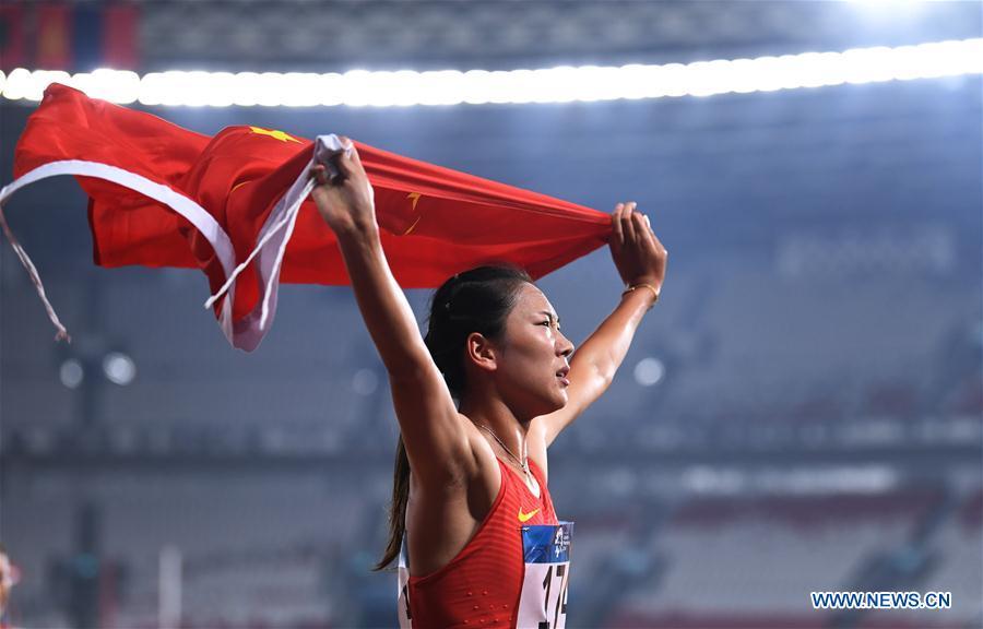 Wang Chunyu of China celebrates after women\'s 800m final of athletics at the Asian Games 2018 in Jakarta, Indonesia on Aug. 28, 2018. Wang won the gold medal. (Xinhua/Pan Yulong)