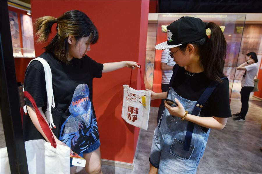People browse in the pop-up store in Hangzhou, East China\'s Zhejiang Province, on Aug.29, 2018. (Photo/Asianewsphoto)