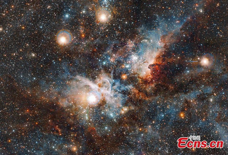 A handout photo made available by the European Southern Observatory (ESO) shows the Carina Nebula, taken by ESO\'s VISTA telescope at the Paranal Observatory in Chile. According to ESO, the image highlights the cloud of interstellar matter and thinly spread gas and dust. About 7500 light-years away, in the constellation of Carina, lies a nebula within which stars form and perish side-by-side. Shaped by these dramatic events, the Carina Nebula is a dynamic, evolving cloud of thinly spread interstellar gas and dust. (Photo/VCG)