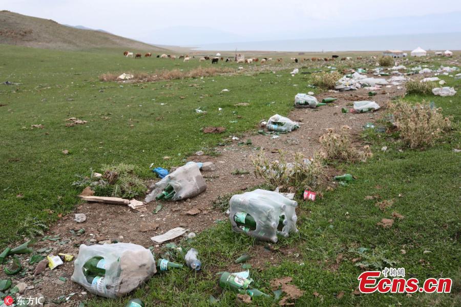 Garbage litters the shore of Sayram Lake in Xinjiang Uygur Autonomous Region, Aug. 26, 2018. The beautiful natural scenery near the lake has been tarnished by irresponsible tourists in the peak summer visiting season. (Photo/IC)